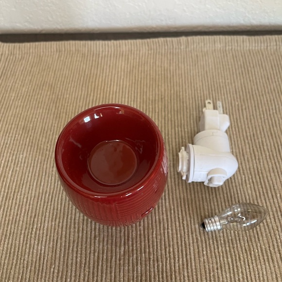 2/$8 Scentsy warmer - Picture 3 of 3